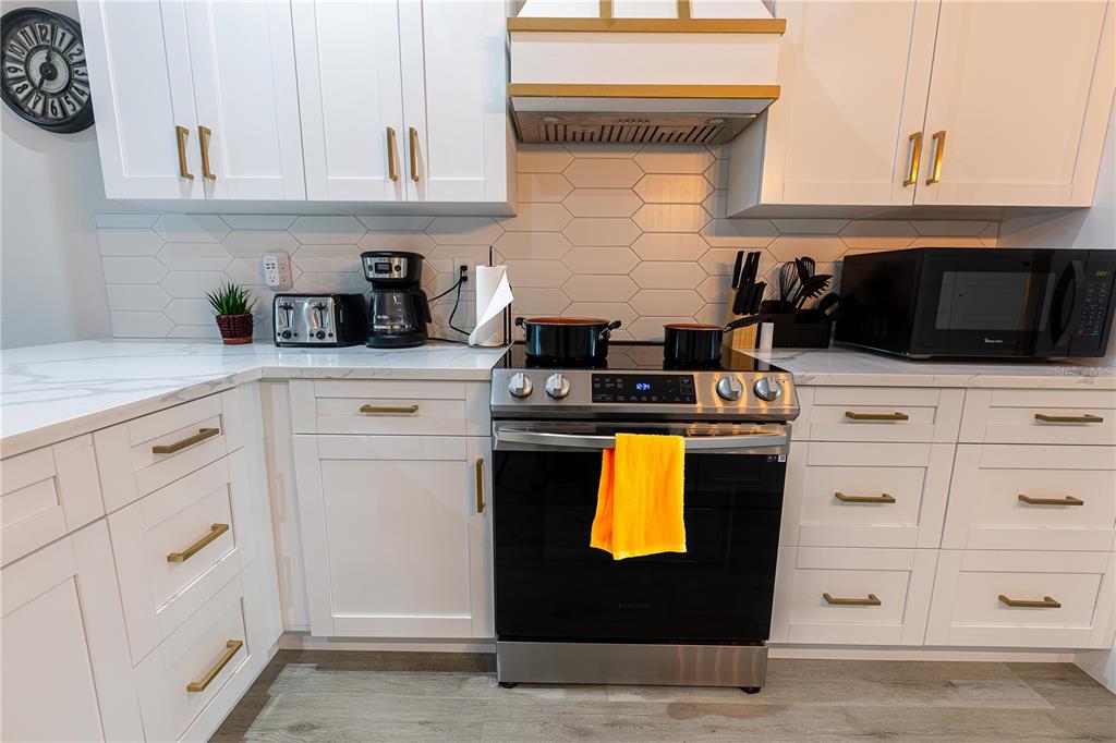 507 East Paris Street Tampa, FL 33604 - Photo 9 of 25 a kitchen with white cabinets and appliances