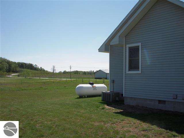 3034 North Setterbo Road Suttons Bay, MI 49682 - Photo 17 of 20 1744397-16.JPG