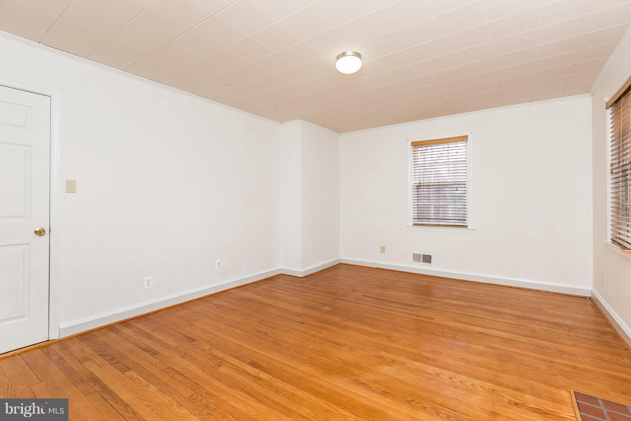 7116 York Road Baltimore, MD 21212 - Photo 10 of 30 Living Room
