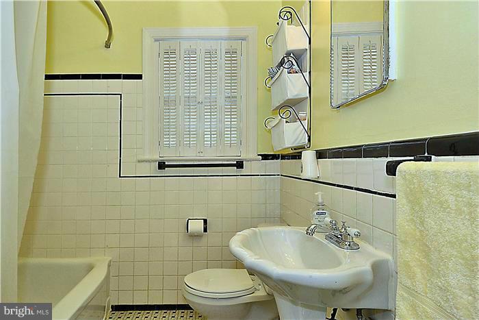 602 Forest Glen Road Silver Spring, MD 20901 - Photo 18 of 26 Bath