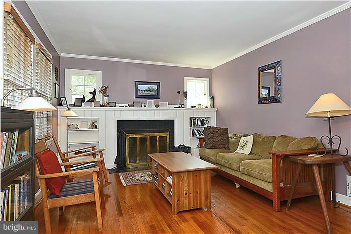 602 Forest Glen Road Silver Spring, MD 20901 - Photo 3 of 26 Living Room