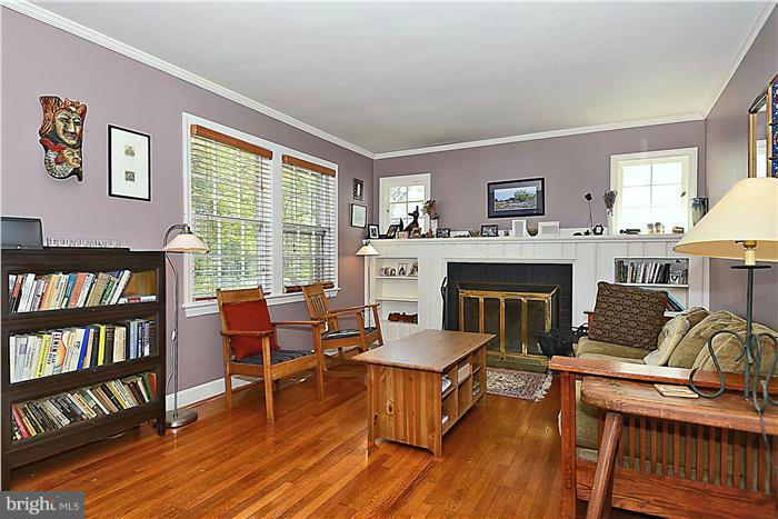 602 Forest Glen Road Silver Spring, MD 20901 - Photo 4 of 26 Living Room