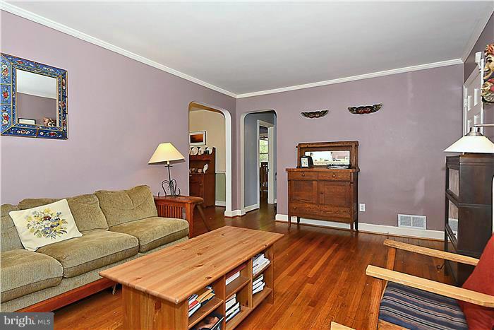 602 Forest Glen Road Silver Spring, MD 20901 - Photo 5 of 26 Living Room