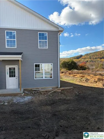 a view of an house with backyard