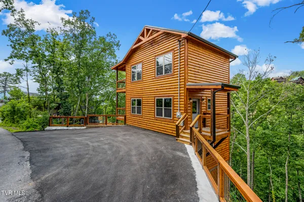 $699,000 | 1868 Blue Tick Way, Sevierville, TN 37876