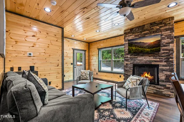 $699,000 | 1868 Blue Tick Way, Sevierville, TN 37876