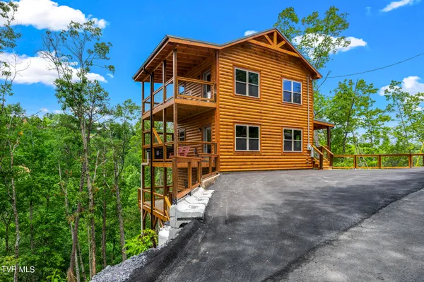 $699,000 | 1868 Blue Tick Way, Sevierville, TN 37876