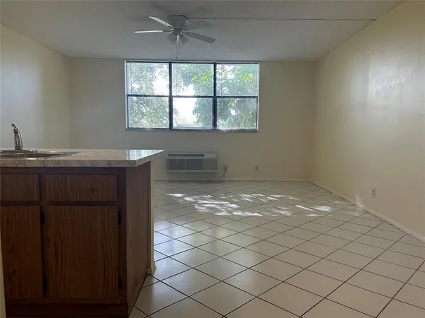 $1,300 | 2401 Riverside Drive, Unit 308, Coral Springs, FL 33065