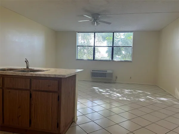$1,300 | 2401 Riverside Drive, Unit 308, Coral Springs, FL 33065