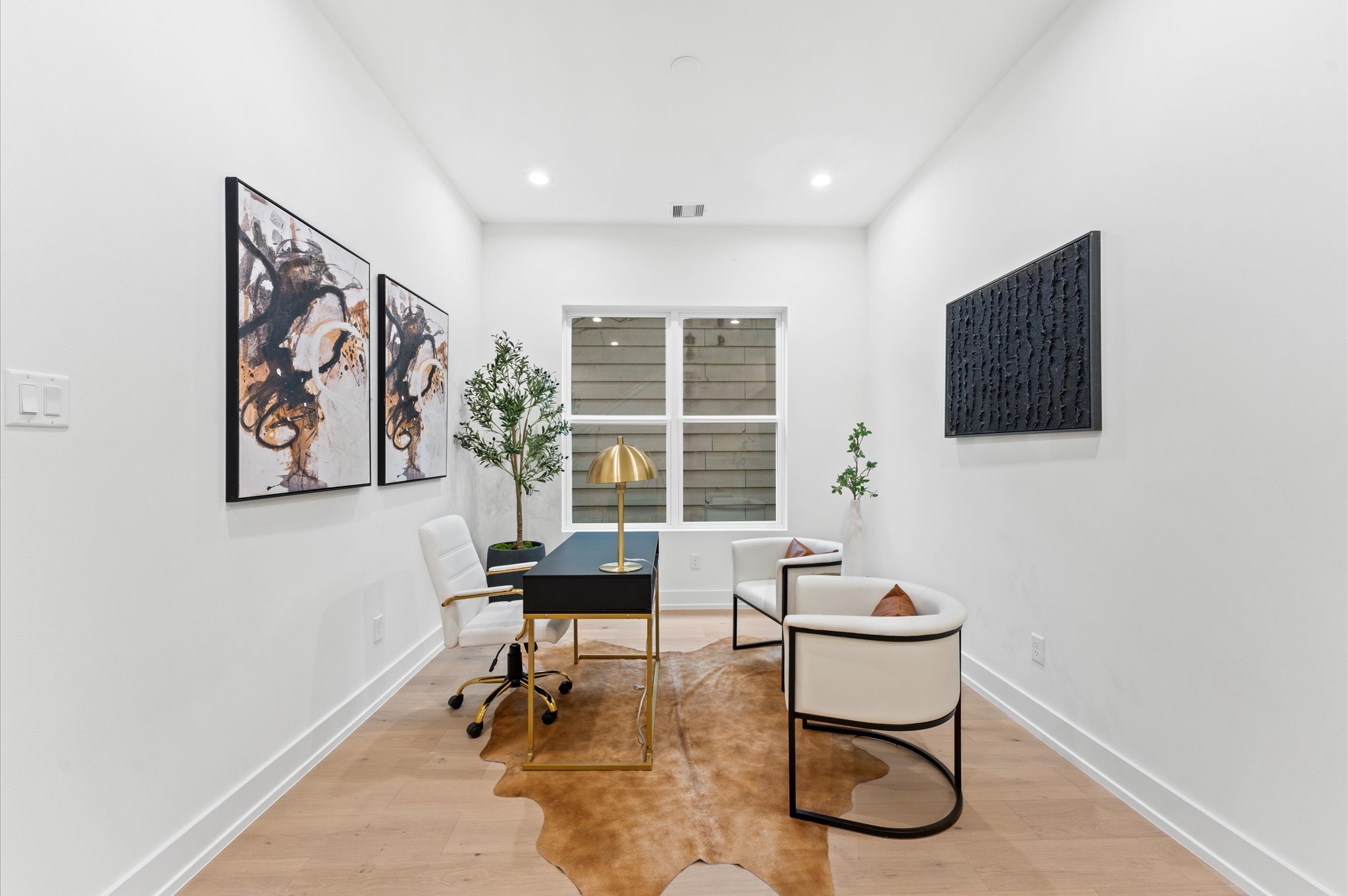 4403 Feagan Street Houston, TX 77007 - Photo 22 of 40 a living room with furniture and a flat screen tv