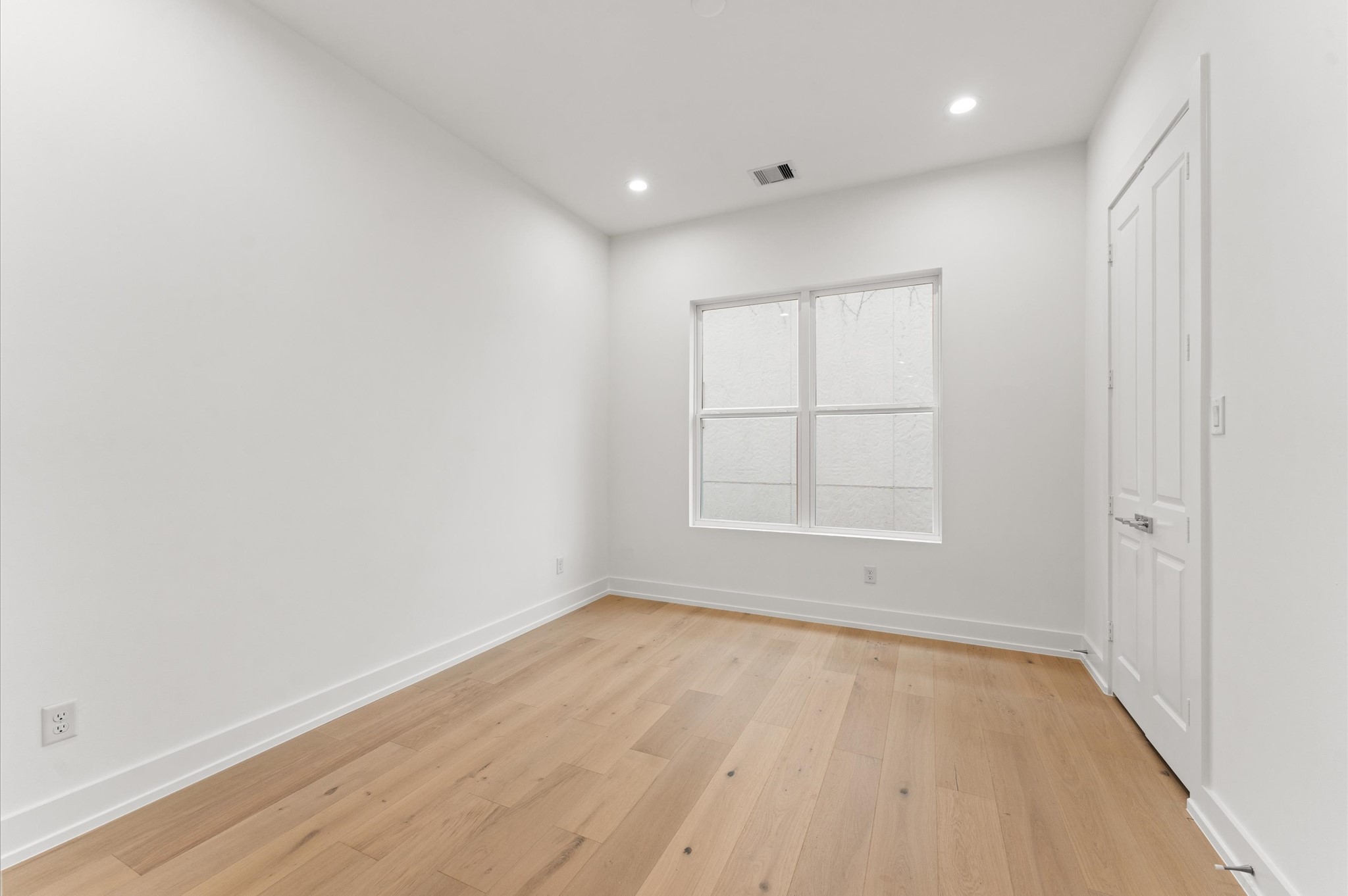 4403 Feagan Street Houston, TX 77007 - Photo 31 of 40 an empty room with wooden floor and windows