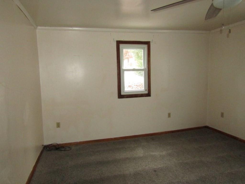 247 Conson Road Pittsburgh, PA 15227 - Photo 23 of 27 an empty room with a window