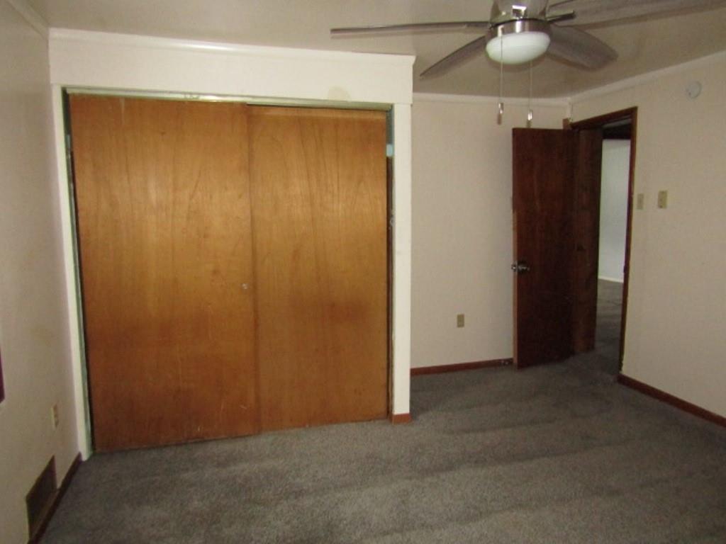 247 Conson Road Pittsburgh, PA 15227 - Photo 24 of 27 an empty room with a ceiling fan