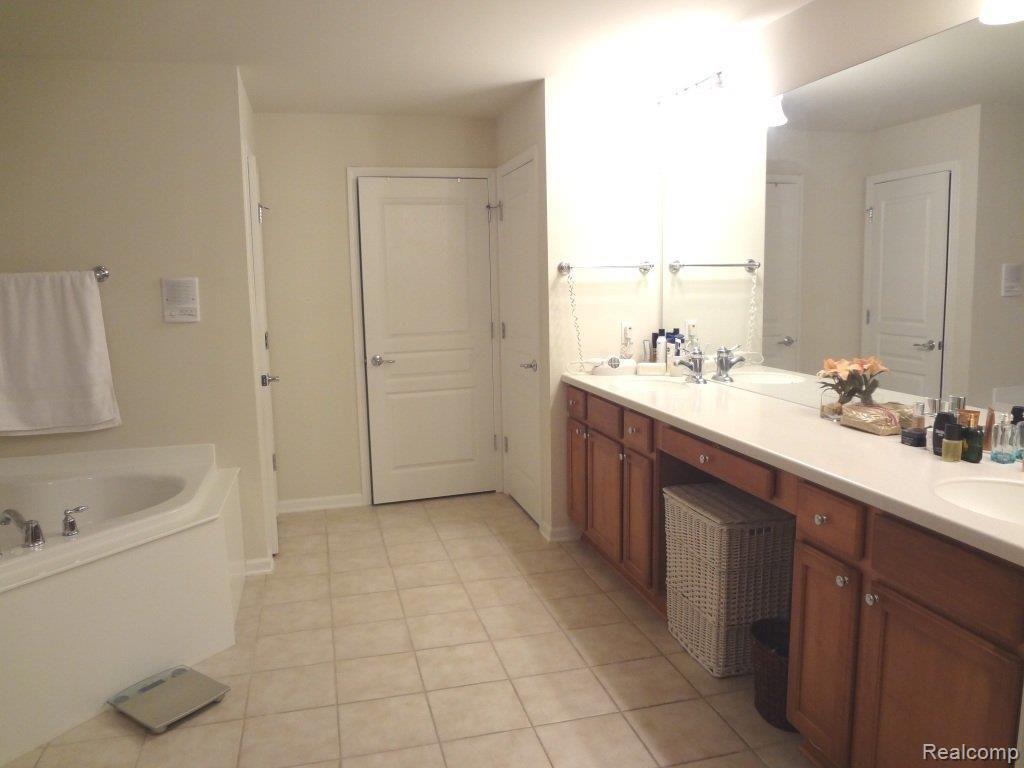 49377 Oxley Road Macomb, MI 48044 - Photo 13 of 23 MasterBath1.JPG