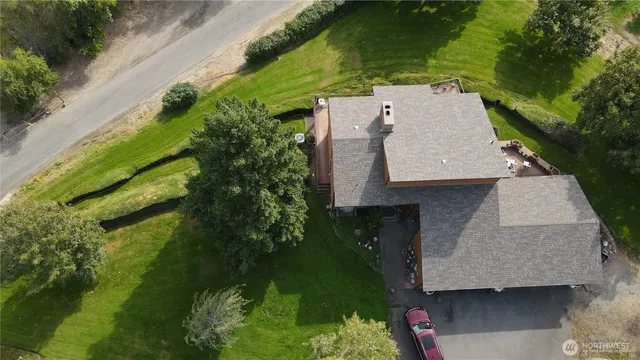 an aerial view of a house having yard