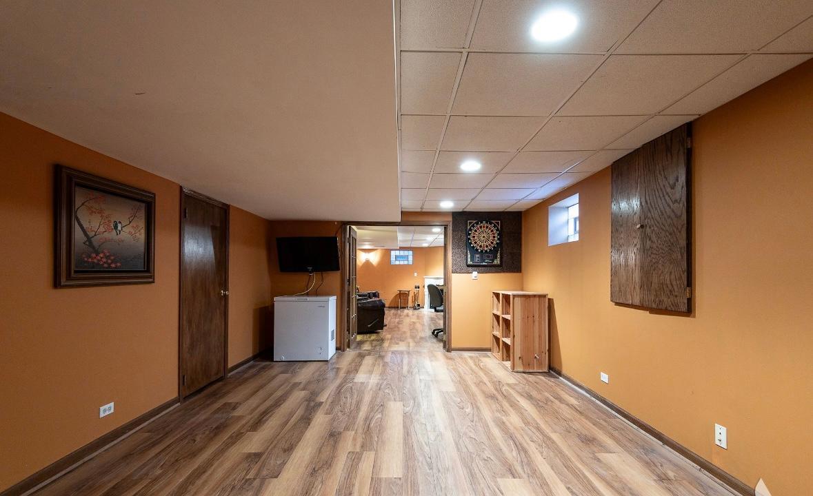 12809 Brian Place Palos Park, IL 60464 - Photo 28 of 31 a view of a living room with furniture and kitchen view