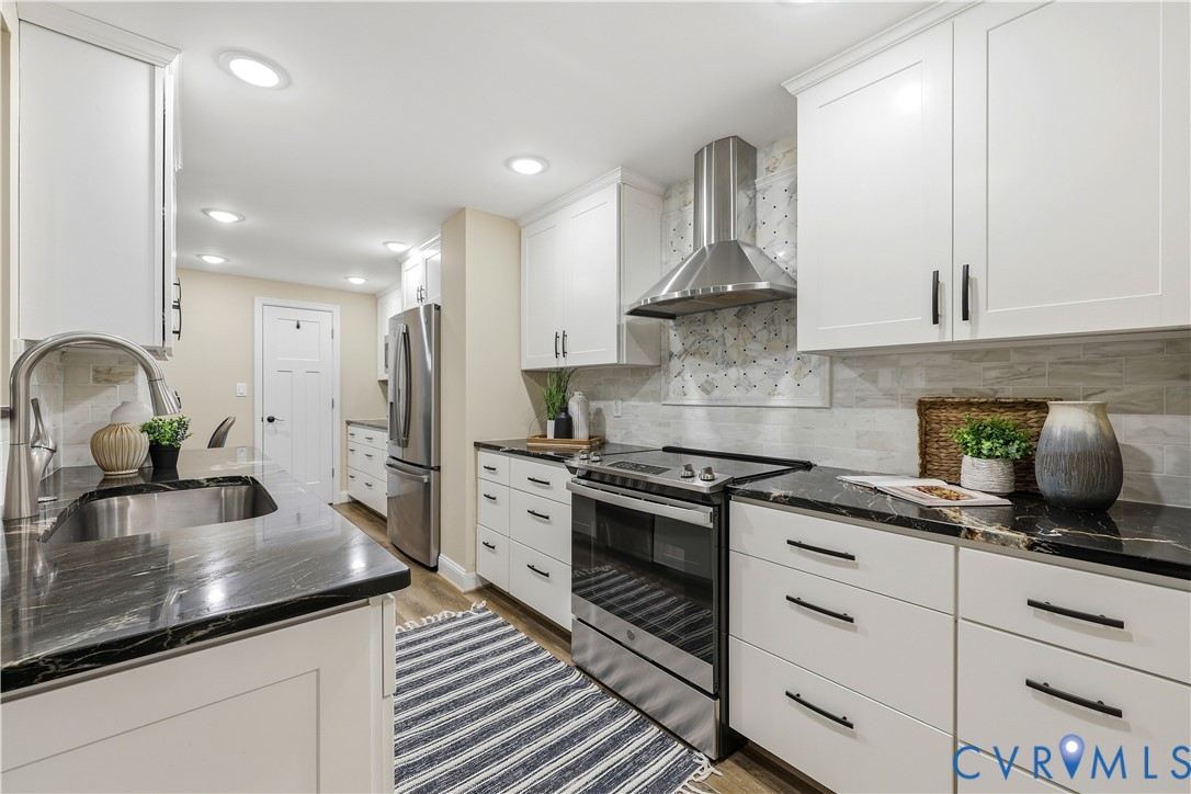 2956 Hathaway Road, Unit 609 Richmond, VA 23225 - Photo 8 of 32 a kitchen with stainless steel appliances a sink stove and refrigerator