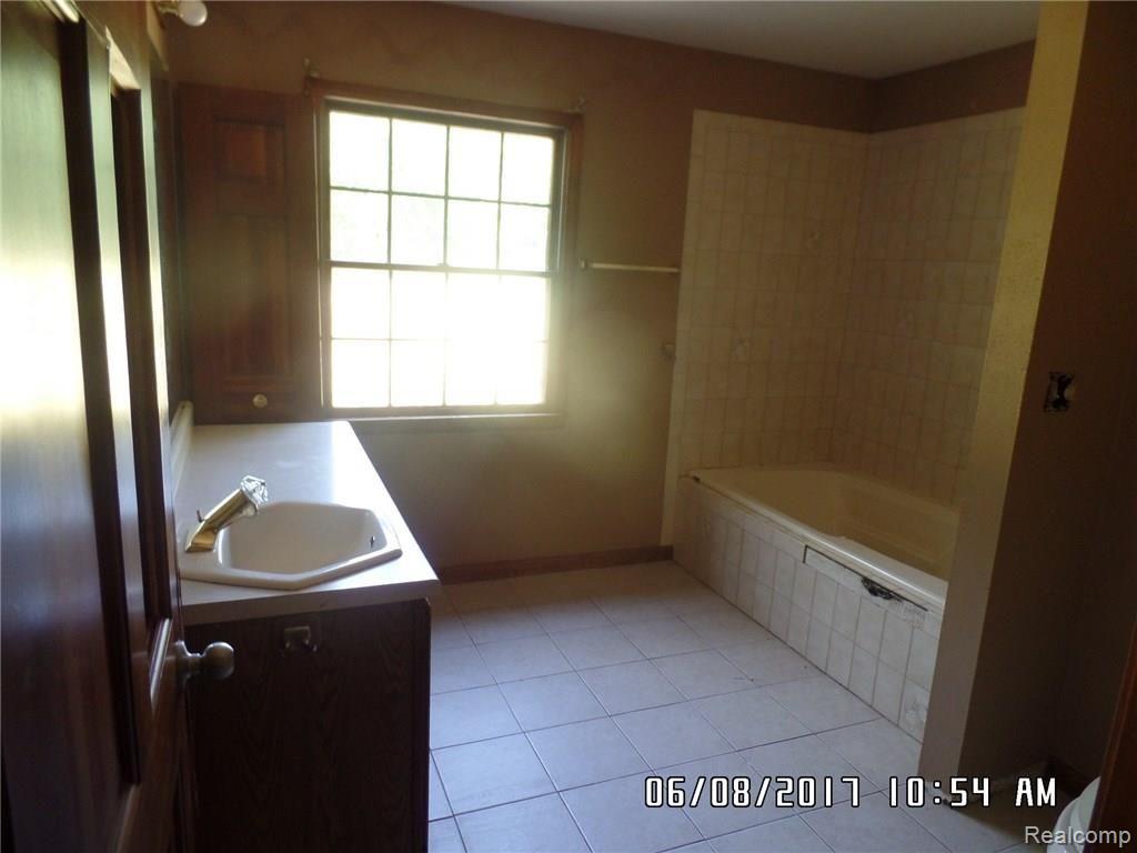 8187 Turner Road Fenton, MI 48430 - Photo 18 of 24 SAM_8595.JPG