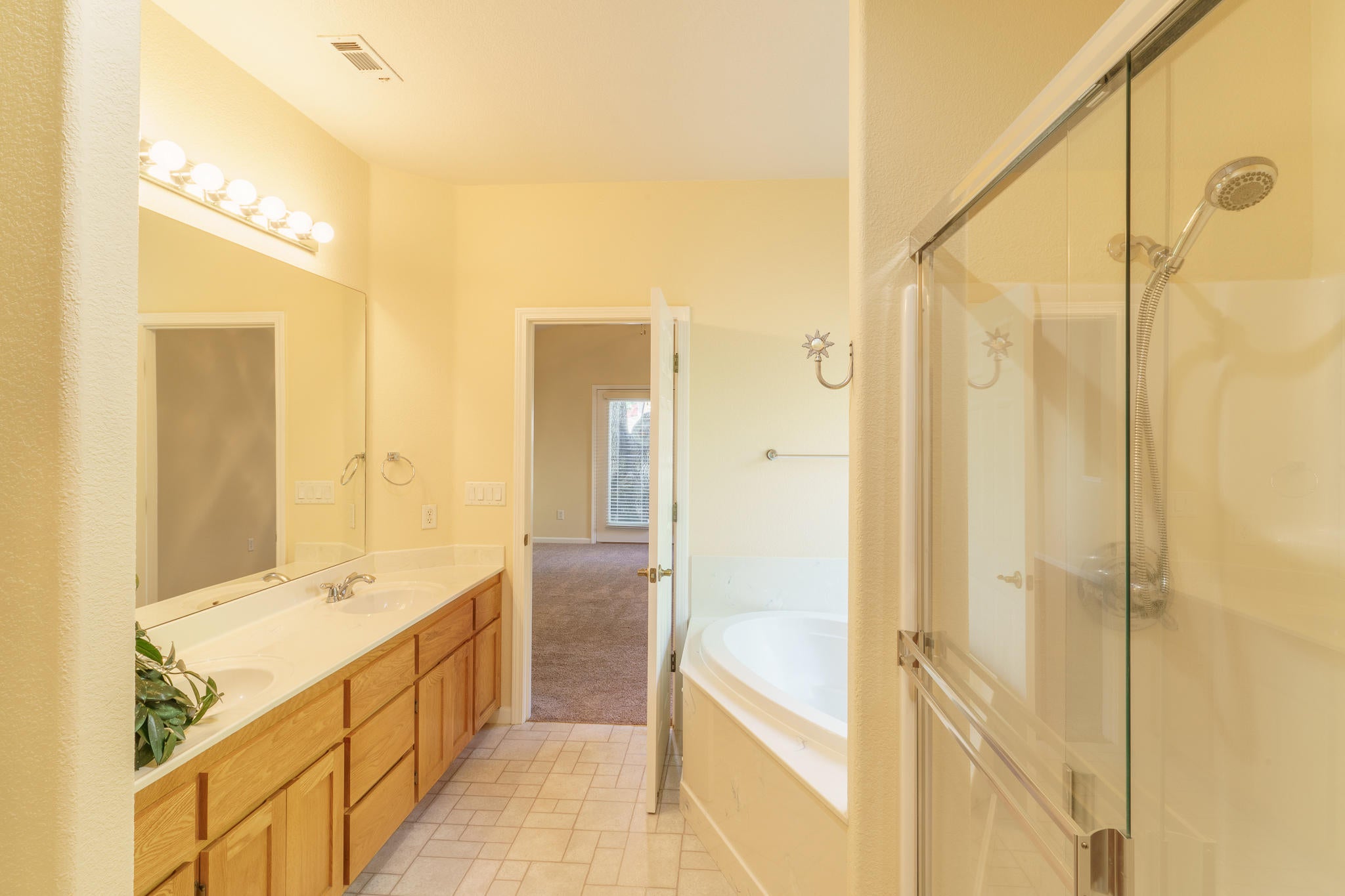 536 Ridgeway Circle Central Point, OR 97502 - Photo 27 of 31 Master bath has walk in shower