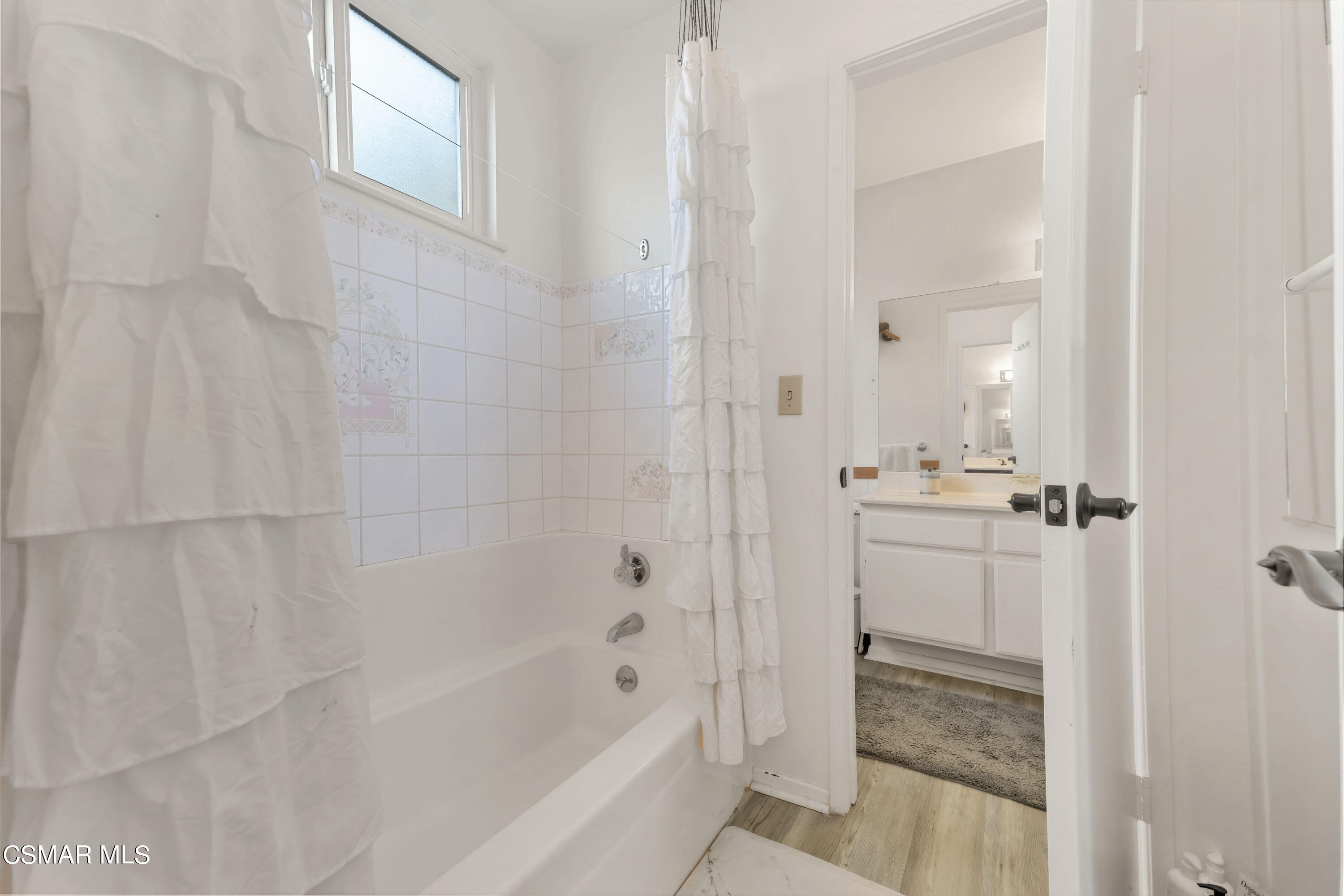 1065 Rambling Road Simi Valley, CA 93065 - Photo 13 of 54 a bathroom with a bathtub