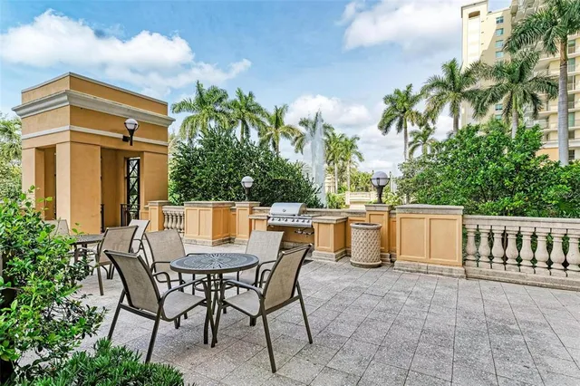 $750,000 | 750 North Tamiami Trail, Unit PH2, Sarasota, FL 34236