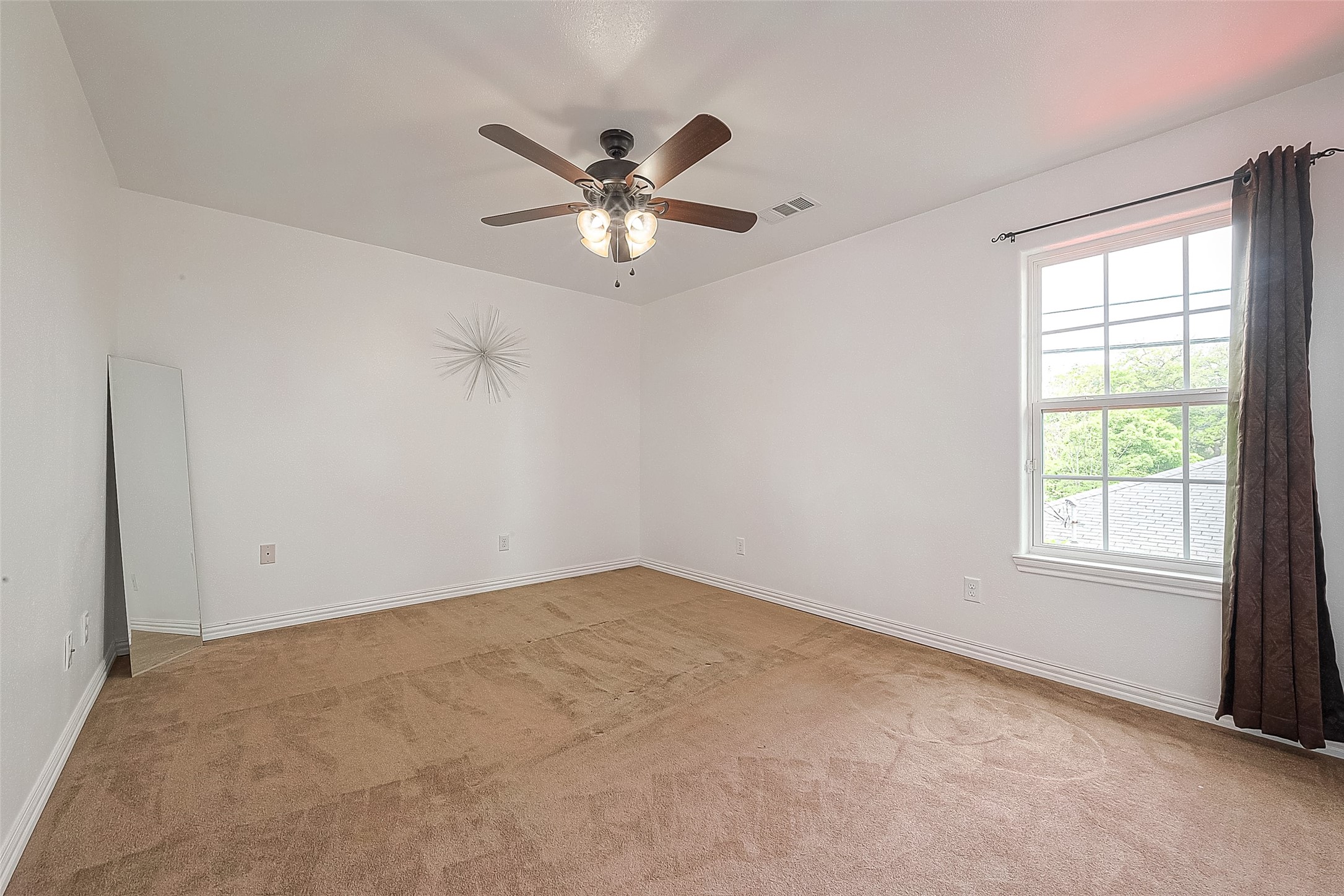 6703 Winton Street Houston, TX 77021 - Photo 32 of 49 Second large bedroom