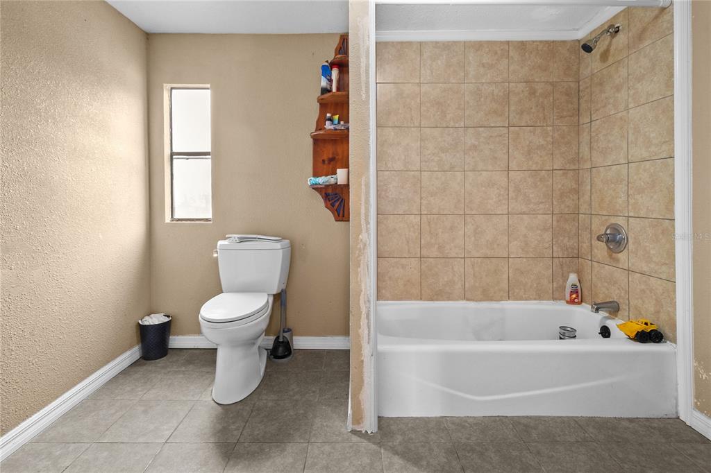 601 Southwest Quarry Circle Fort White, FL 32038 - Photo 19 of 21 a bathroom with a toilet and bathtub