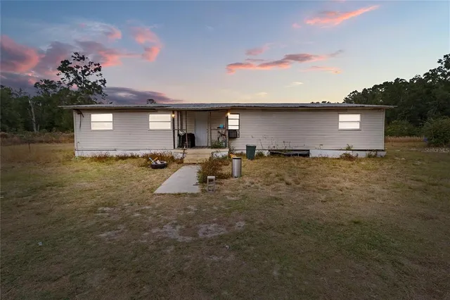a view of a backyard