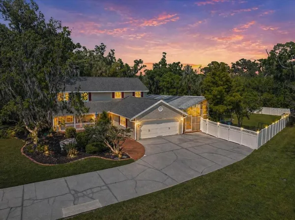 a view of a house with backyard