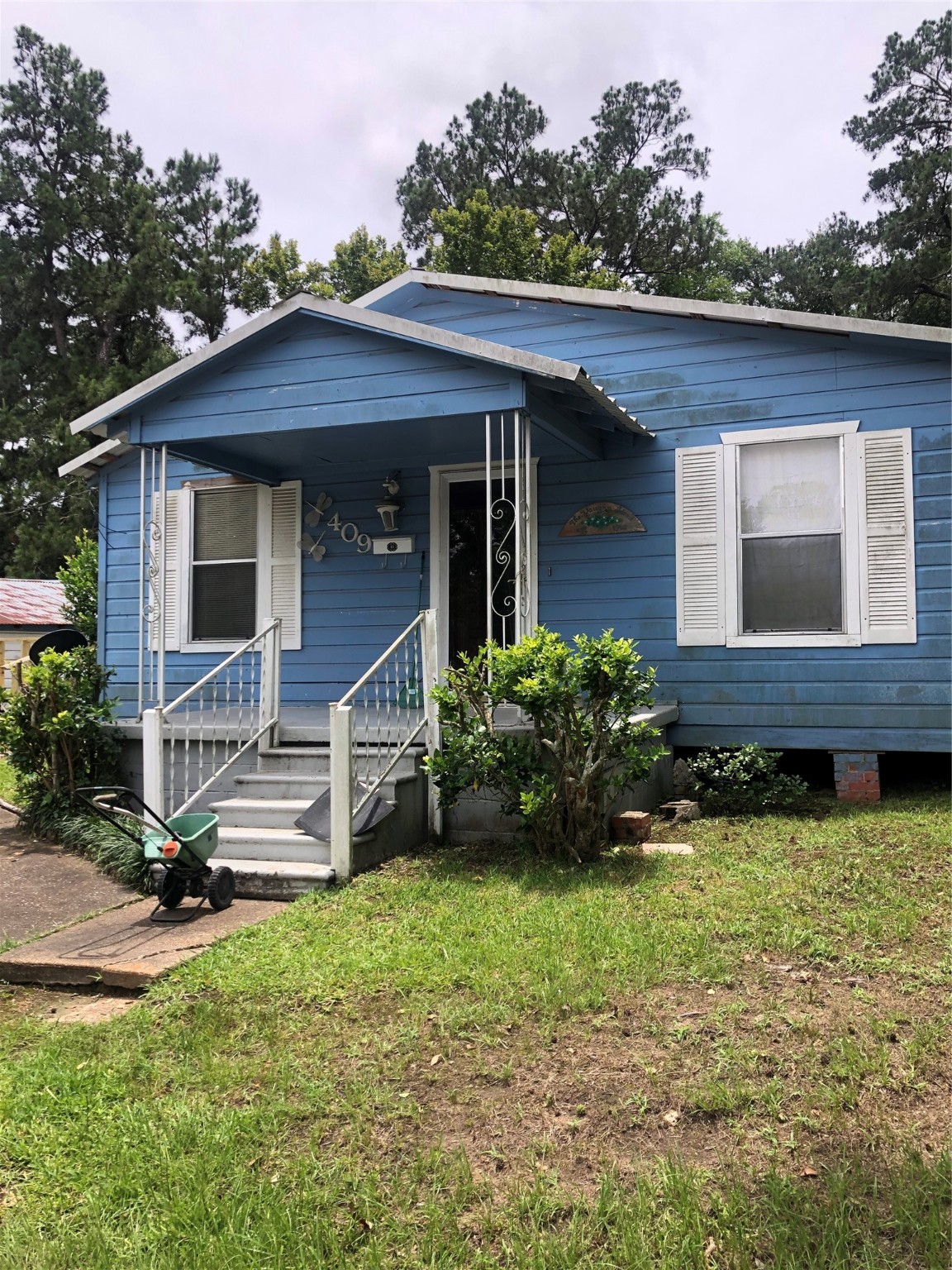 a view of front of a house with a yard