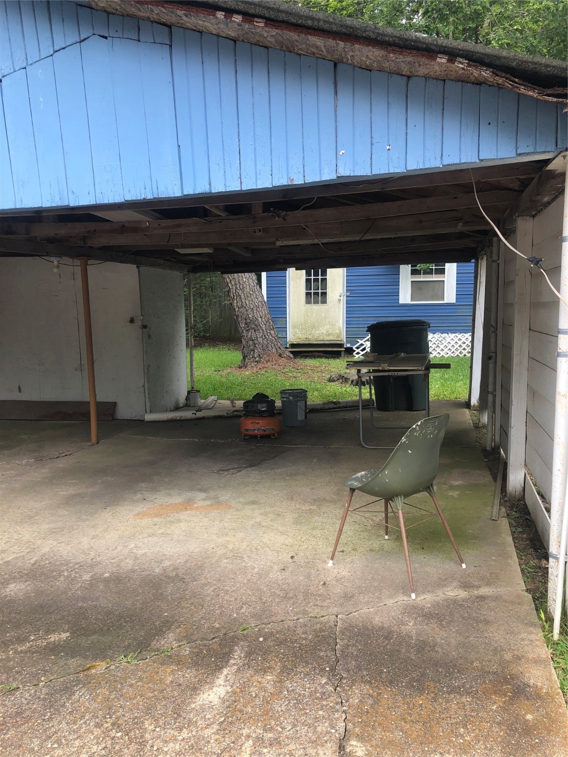 409 7th Street Huntsville, TX 77320 - Photo 4 of 17 a kitchen with a table and chairs in it