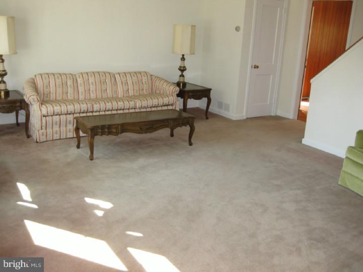48 Woodlawn Road Warminster, PA 18974 - Photo 4 of 18 Living Room