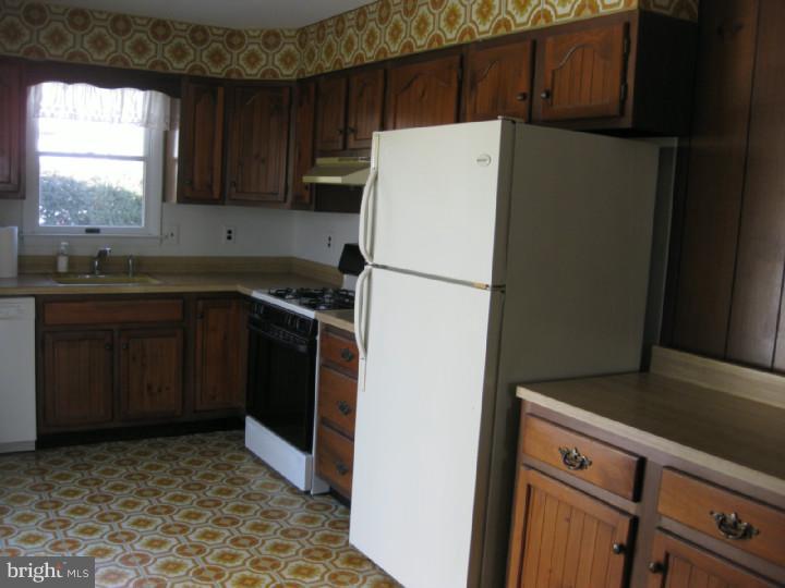 48 Woodlawn Road Warminster, PA 18974 - Photo 6 of 18 Kitchen