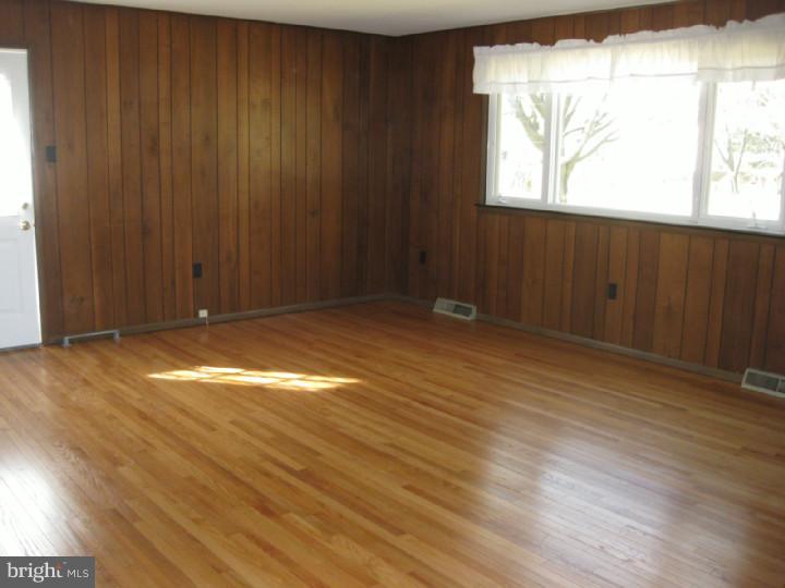 48 Woodlawn Road Warminster, PA 18974 - Photo 8 of 18 Family Room