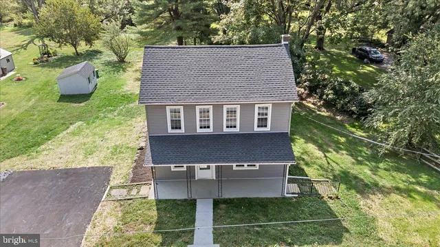 a view of house with a yard