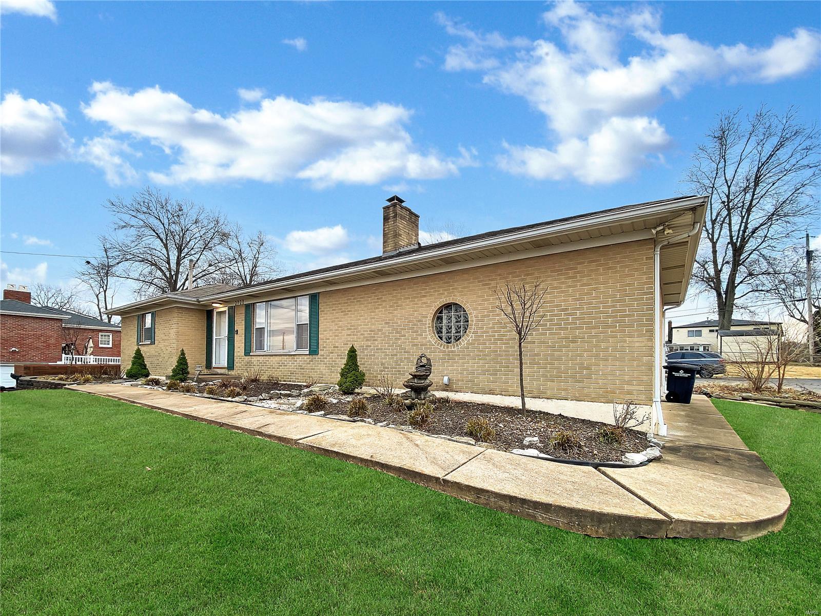 2720 Erb Road St. Louis, MO 63129 - Photo 3 of 34 Gallery Image 3