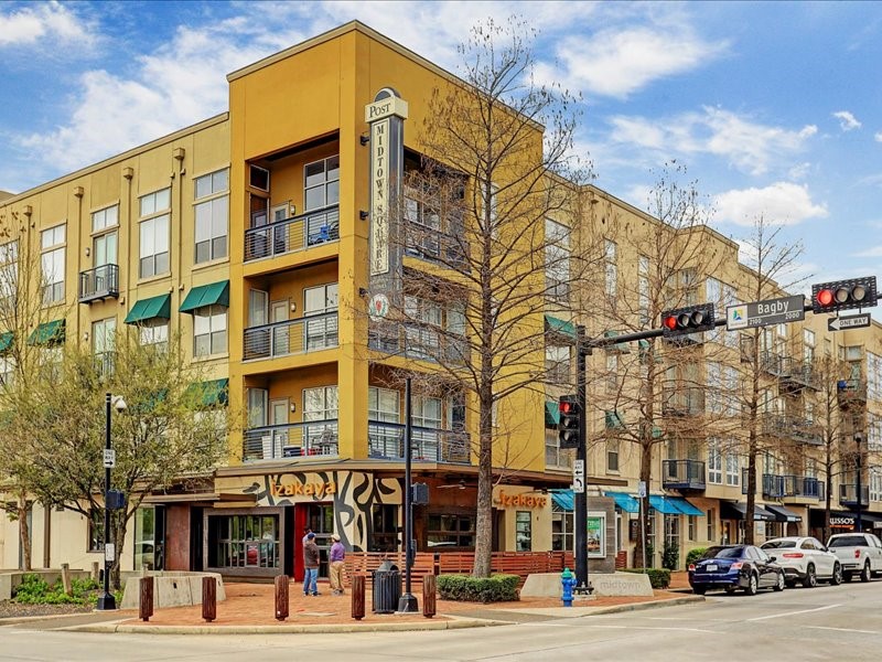 1617 Tuam Street Houston, TX 77004 - Photo 33 of 35 Midtown Houston has over 140 restaurants, bars, and coffee shops within walking distance, giving residents plenty of dining options nearby.