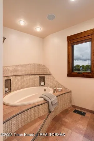 $6,395,000 | 6240 North Prickly Pear Lane, Jackson, WY 83001