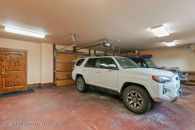 $6,395,000 | 6240 North Prickly Pear Lane, Jackson, WY 83001