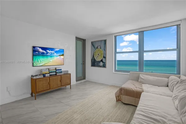 $3,100 | 2899 Collins Avenue, Unit 847, Miami Beach, FL 33140