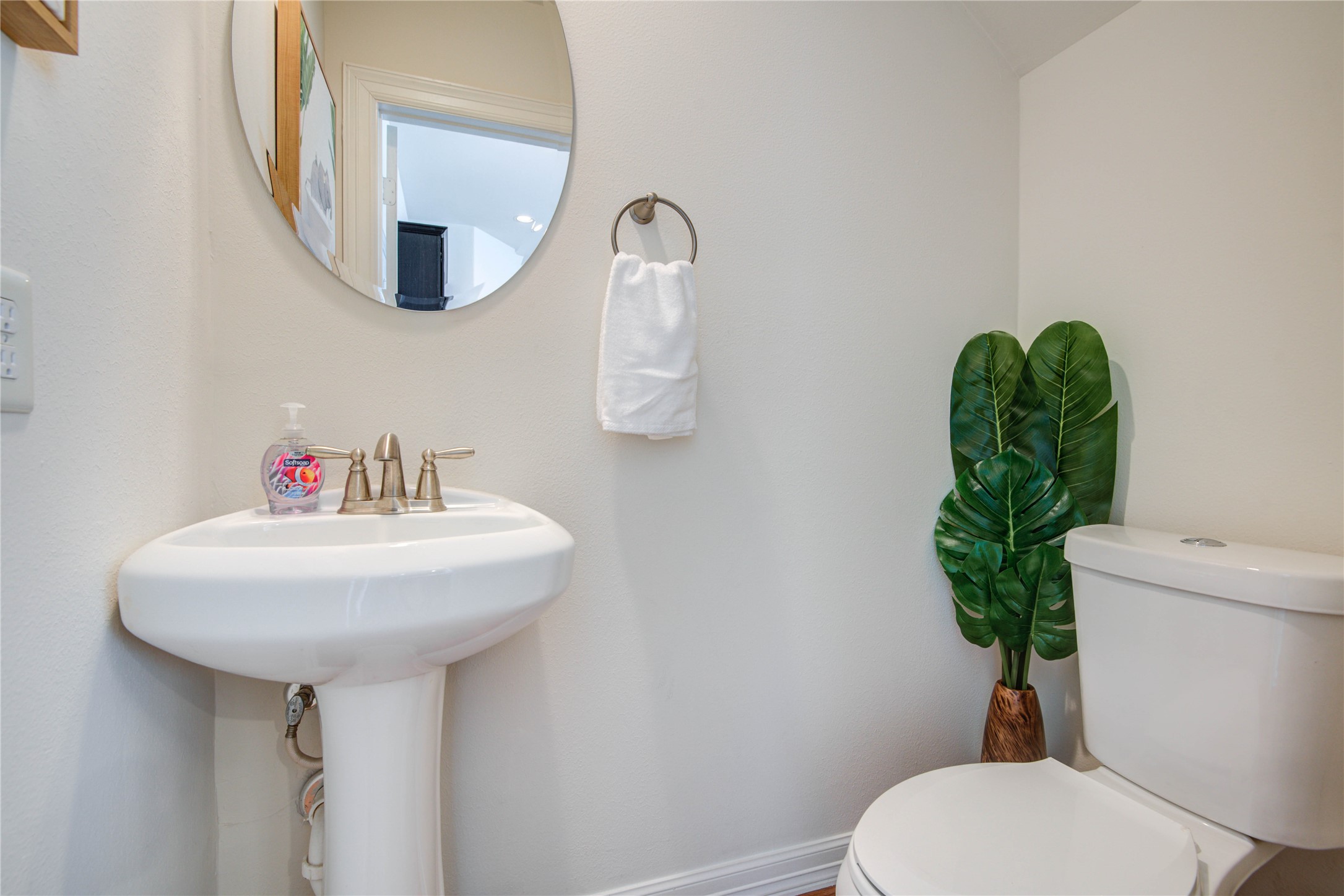 738 Link Road Houston, TX 77009 - Photo 6 of 20 1st Floor 1/2 Bathroom