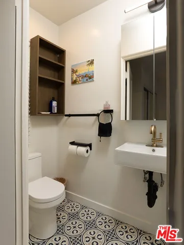 $6,695 | 5120 Willowcrest Avenue, North Hollywood, CA 91601