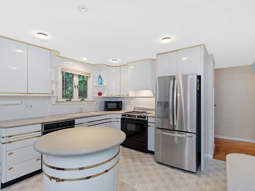26 College Farm Road Waltham, MA 02451 - Photo 3 of 37 Gallery Image 3