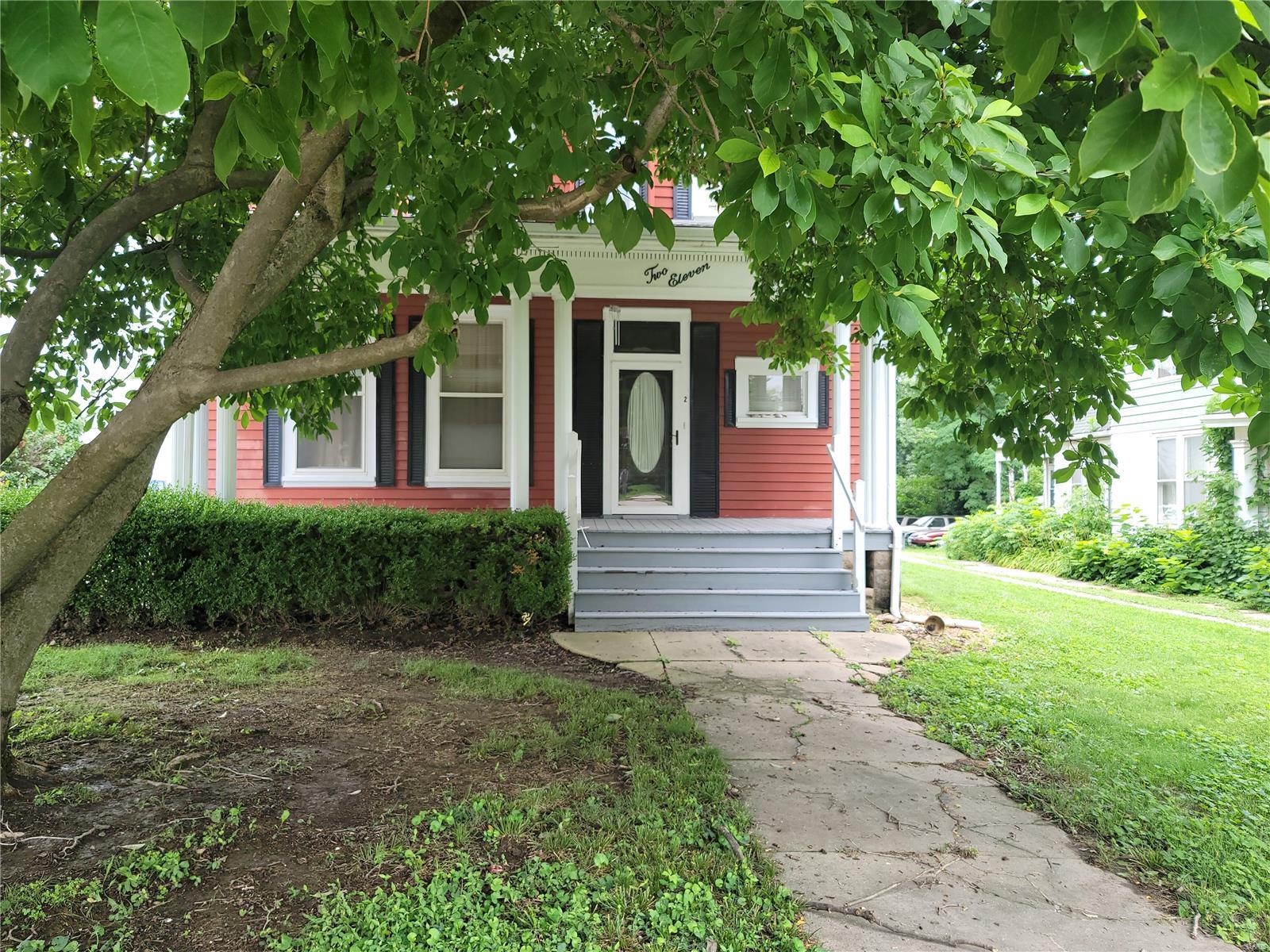 211 Pleasant Street Hillsboro, IL 62049 - Photo 2 of 19 Gallery Image 2
