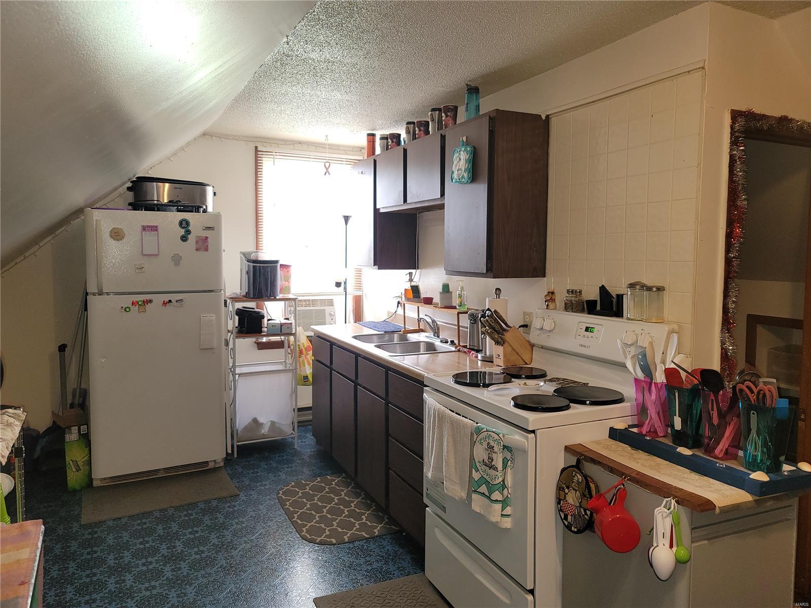 211 Pleasant Street Hillsboro, IL 62049 - Photo 12 of 19 Gallery Image 12