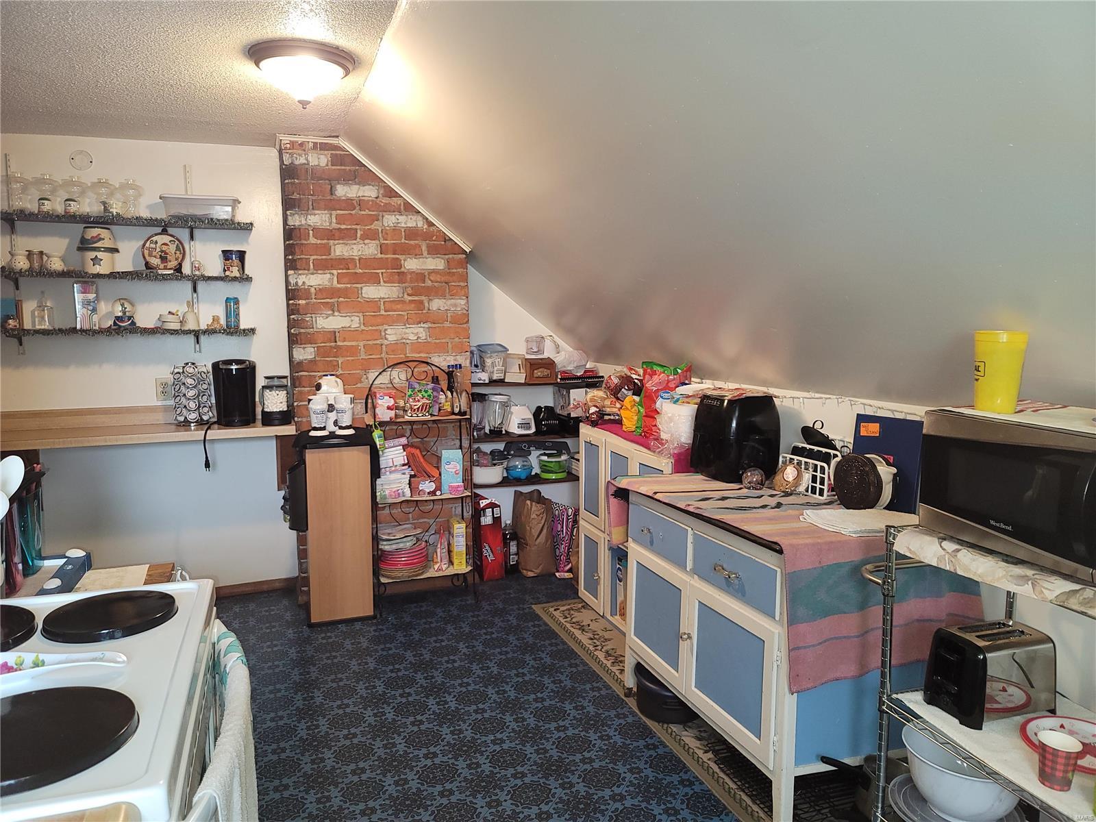 211 Pleasant Street Hillsboro, IL 62049 - Photo 13 of 19 Gallery Image 13