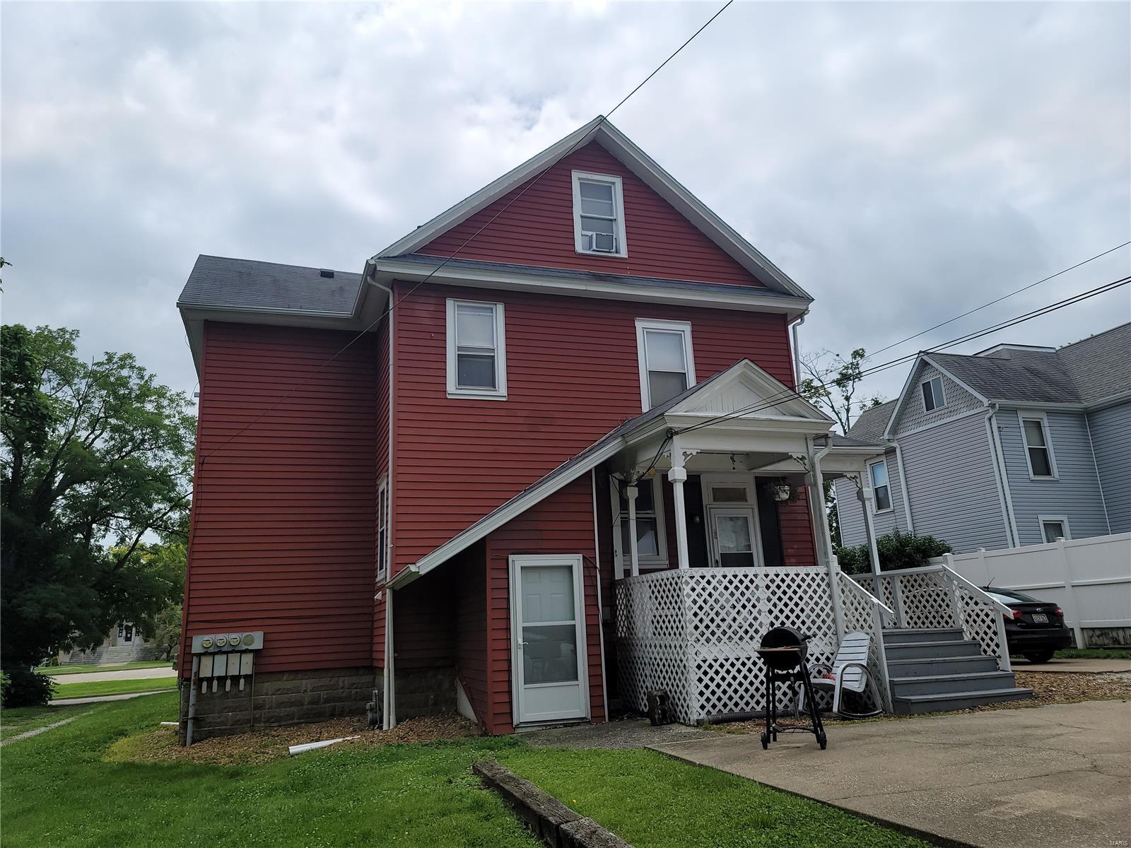 211 Pleasant Street Hillsboro, IL 62049 - Photo 3 of 19 Gallery Image 3