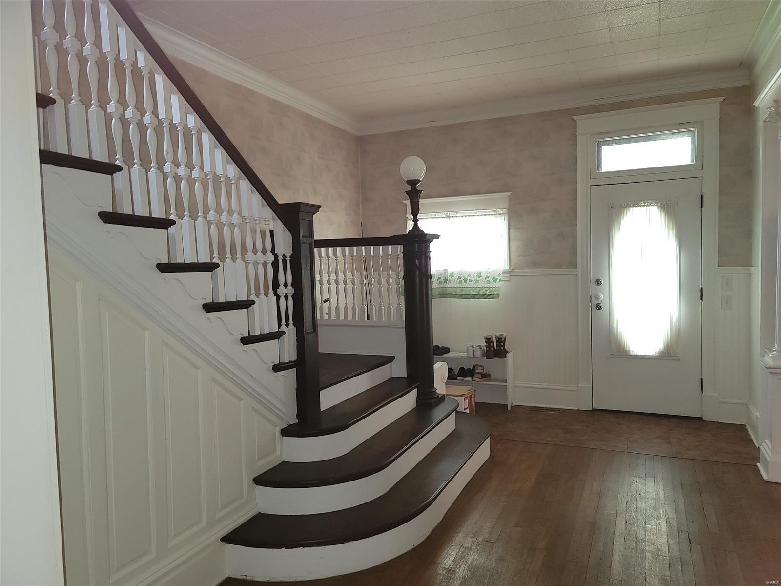 211 Pleasant Street Hillsboro, IL 62049 - Photo 4 of 19 Gallery Image 4
