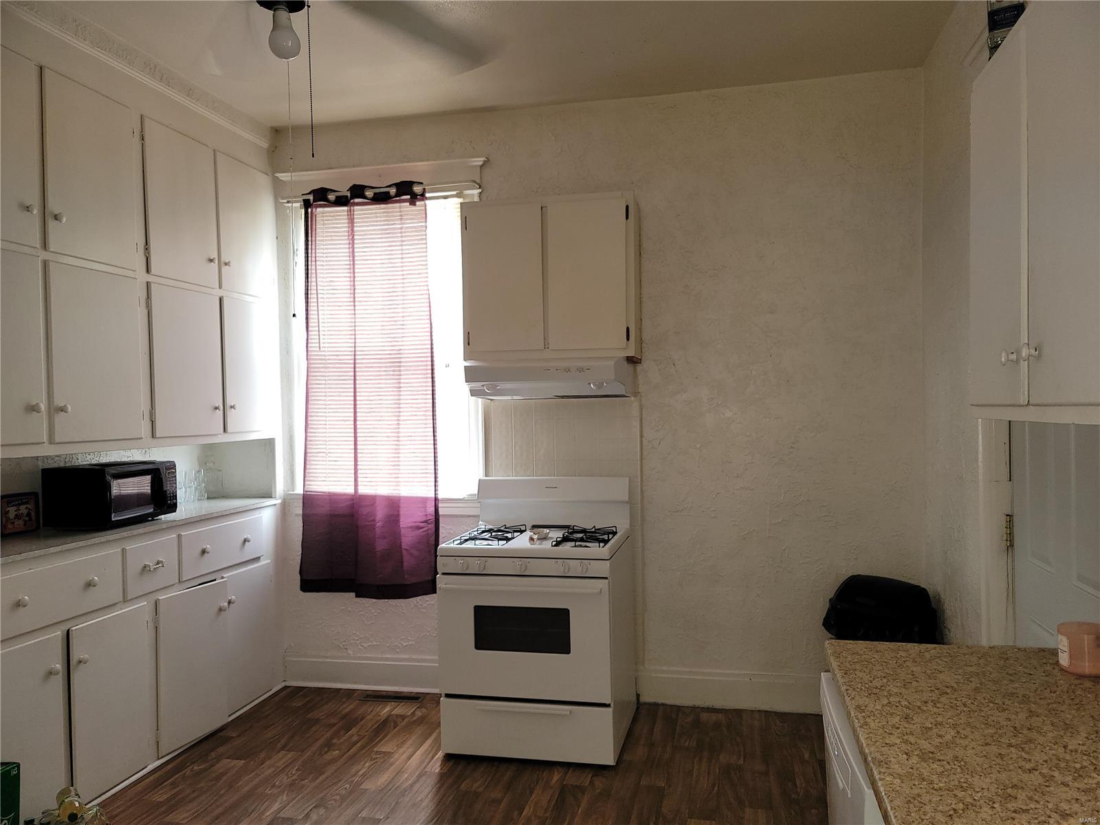 211 Pleasant Street Hillsboro, IL 62049 - Photo 5 of 19 Gallery Image 5