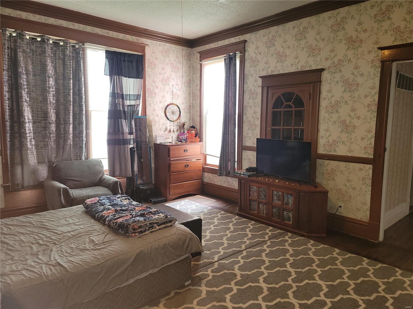 211 Pleasant Street Hillsboro, IL 62049 - Photo 9 of 19 Gallery Image 9